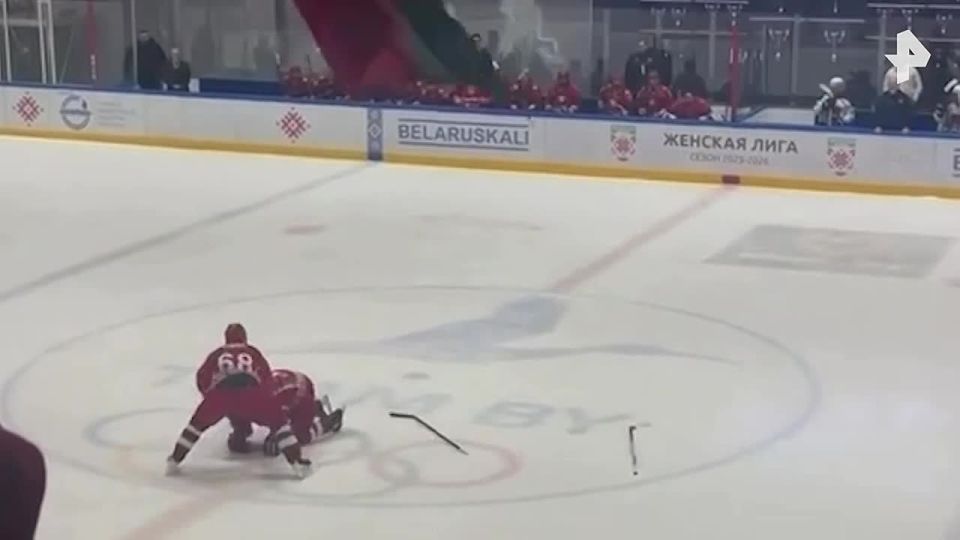 Президент Белоруссии Александр Лукашенко заявил, что с ним все в порядке после падения на лед во время состоявшегося в субботу хоккейного матча, он чувствует себя хорошо