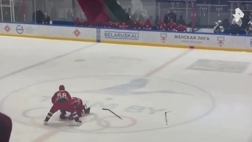 Президент Белоруссии Александр Лукашенко заявил, что с ним все в порядке после падения на лед во время состоявшегося в субботу хоккейного матча, он чувствует себя хорошо