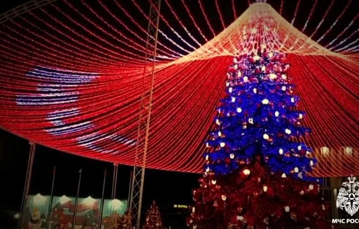 Главную елку в Туле, расположенную на площади Ленина, украсили в цвета Министерства чрезвычайных ситуаций