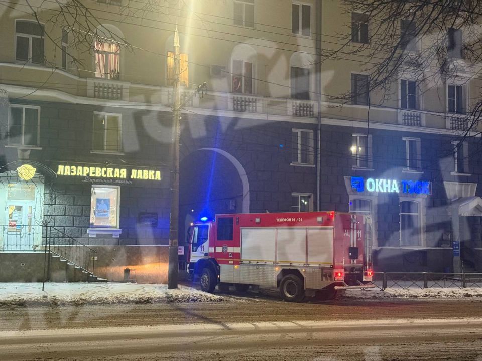 На Первомайской 9 стоят две пожарные машины