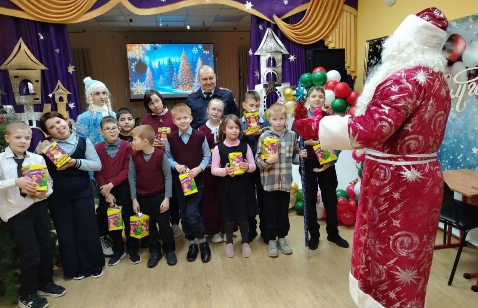 В рамках Всероссийской акции МВД России «Полицейский Дед Мороз» сотрудники ОМВД России по г. Донскому поздравили учеников школы