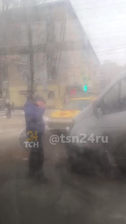 Массовое ДТП с участием такси произошло на перекрестке пр. Ленина и ул. Руднева