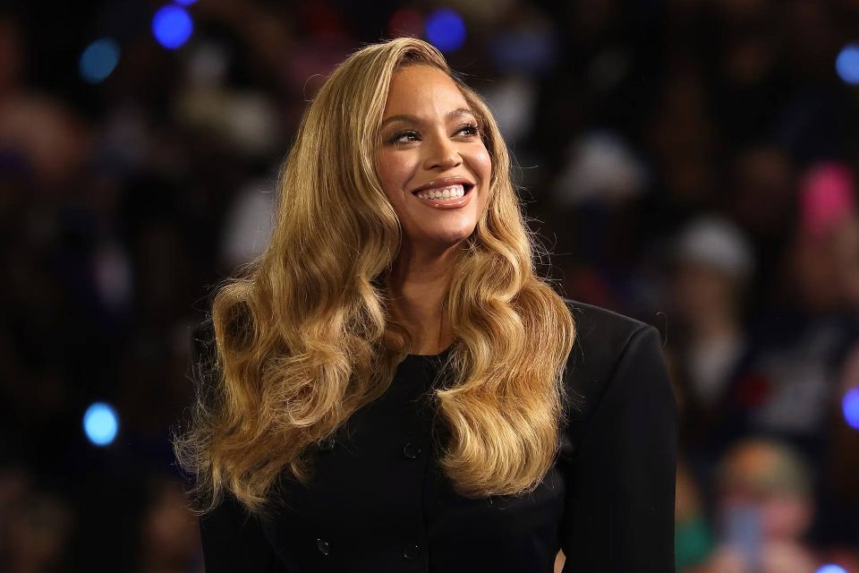 Американская эстрадная певица Бейонсе Жизель Ноулз-Картер, более известная как просто Бейонсе, стала пятым музыкальным исполнителем, чье состояние превысило миллиард долларов, сообщил журнал Forbes