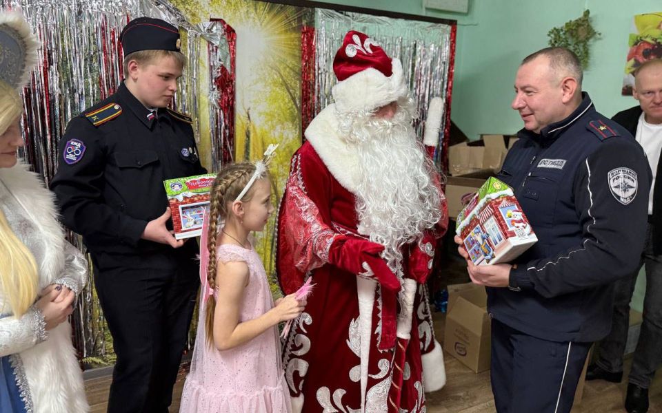 В рамках акции «Полицейский Дед Мороз» сотрудники Госавтоинспекции Тульской и Курской областей навестили подшефный детский дом