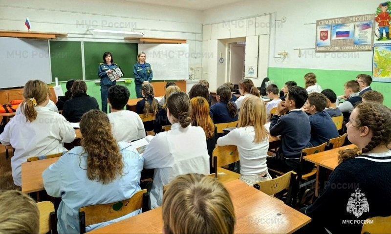 Об опасности выхода на лед водоемов детям напомнили сотрудники МЧС России Об опасности выхода на лед водоемов детям напомнили сотрудники МЧС России