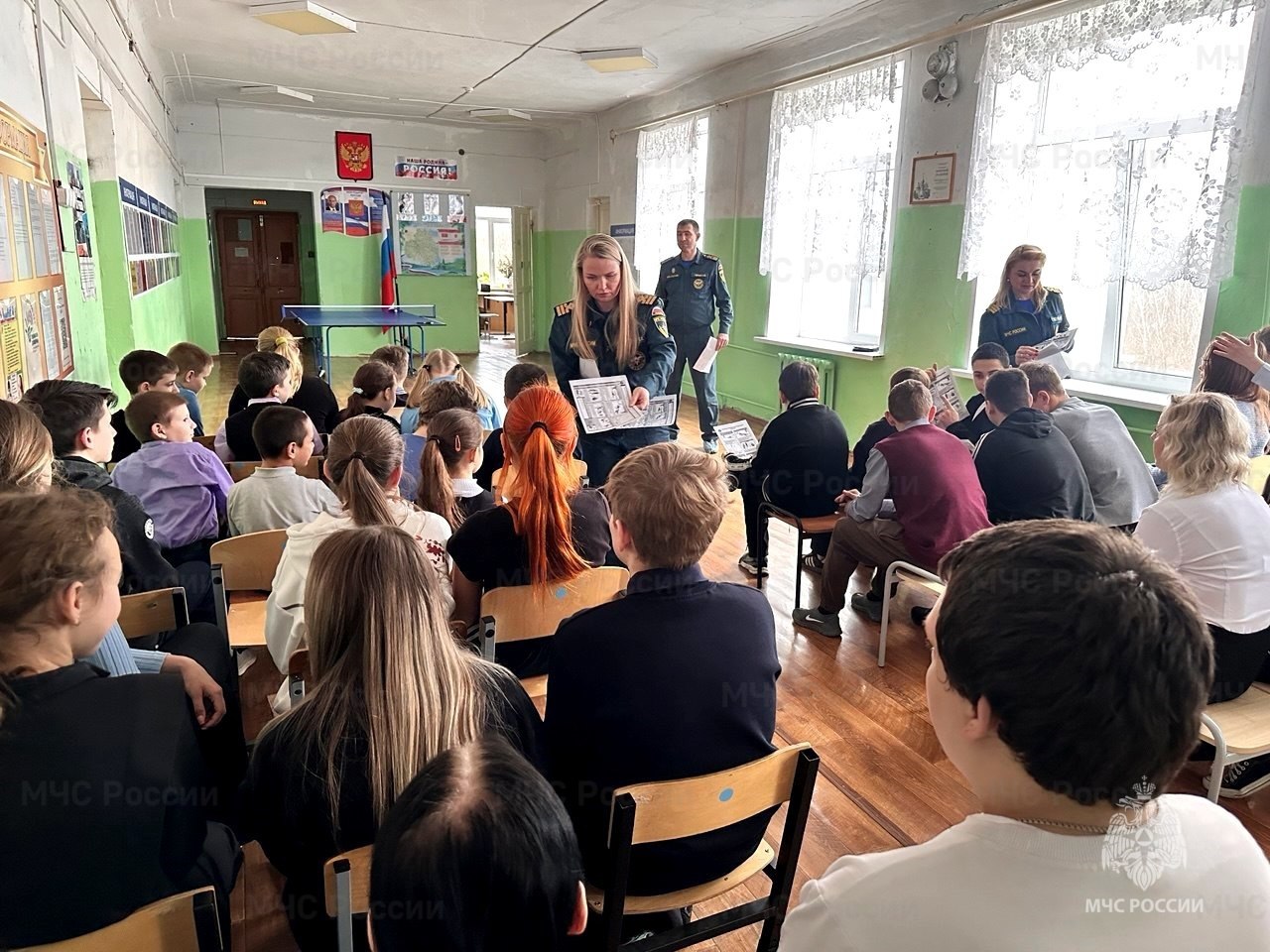 Об опасности выхода на лед водоемов детям напомнили сотрудники МЧС России Об опасности выхода на лед водоемов детям напомнили сотрудники МЧС России