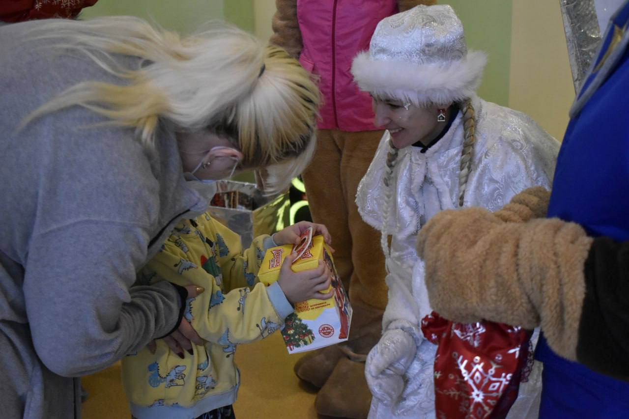 Дмитрий Миляев: Новогоднее волшебство для юных пациентов больниц региона Дмитрий Миляев: Новогоднее волшебство для юных пациентов больниц региона
