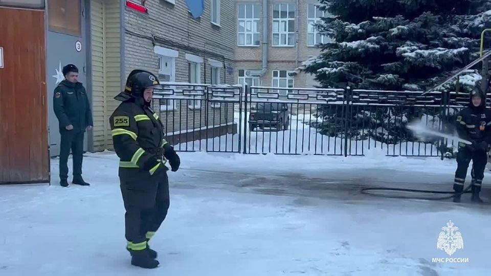 #ТрадицииМЧС. Больше четверти века на страже безопасности В Новомосковске спасатели проводили на заслуженный отдых Андрея Анатольевича Волкова - начальника караула 25 пожарно-спасательной части города Новомосковск