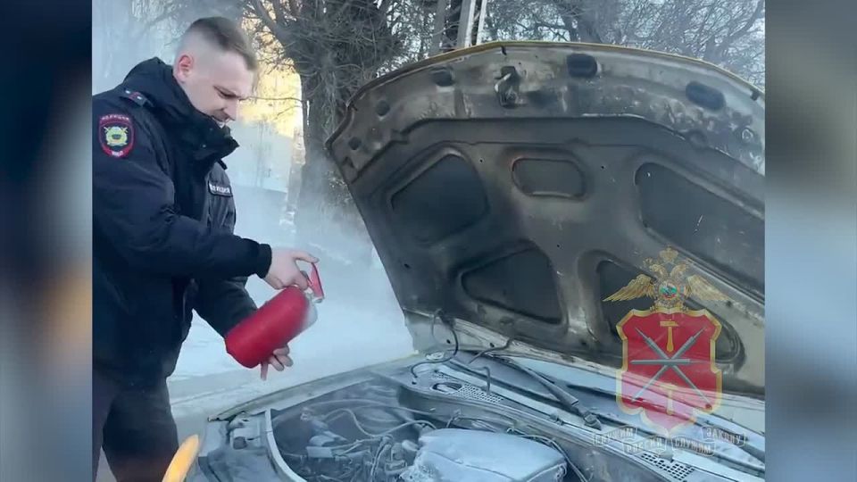 В Туле сотрудники полиции оперативно потушили загоревшийся на дороге автомобиль