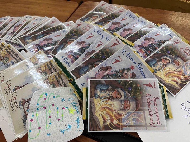 В Новомосковске в рамках акции «Полицейский Дед Мороз» госавтоинспекторы и активисты «Движения Первых» поздравили участников дорожного движения с наступающими новогодними праздниками