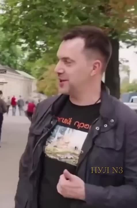 «Я разведчик. Я сам летчик. Я спал два часа в первые 120 дней. Я же пережил подрыв, таких всего двое за всю войну. У меня 33 боевых выхода за линию фронта. Я специалист по Ближнему Востоку. И еще один у меня вариант был, я...