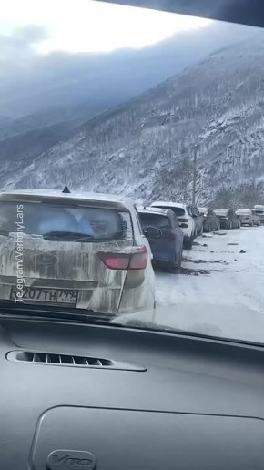 Вторые сутки сотни человек стоят в пробке на КПП "Верхний Ларс" на границе с Грузией