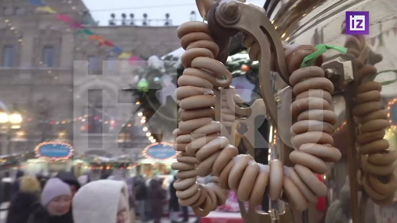 "Настоящая зима на Новый год: снежок, морозец, Кремль, храм, супруга — все прекрасно": житель столицы Олег Иванов поделился с "Известиями" эмоциями от гуляний, проводимых в центре Москвы