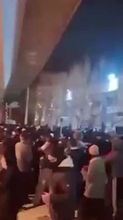 Протесты в Иране переросли в беспорядки и столкновения с полицией