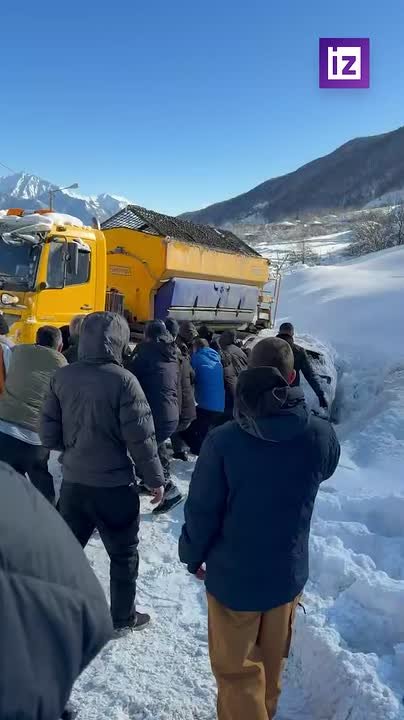Пробка из-за непогоды образовалась на КПП "Верхний Ларс" на границе с Грузией