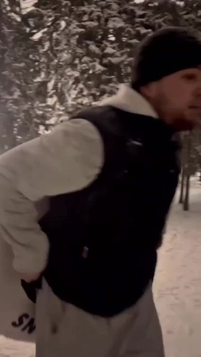 Сам сбил, сам поймал:. В Нальчике мужчина на ватрушке сбил выбежавшего на горку ребенка, но поймал его в воздухе и передал родителям