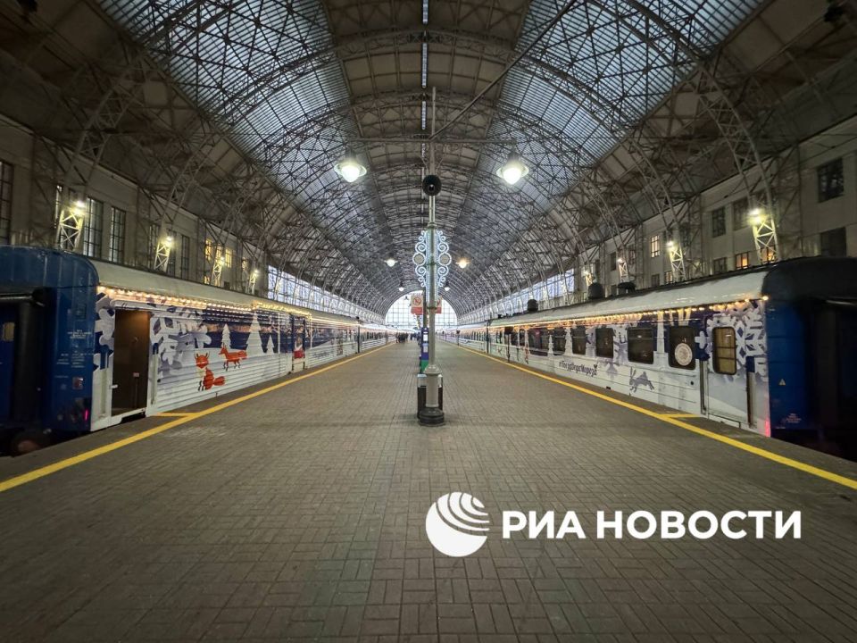 Поезд Деда Мороза остановился в Москве и будет принимать гостей два дня