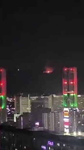 Снаряды летят по Каракасу, в небо взмывают языки пламени