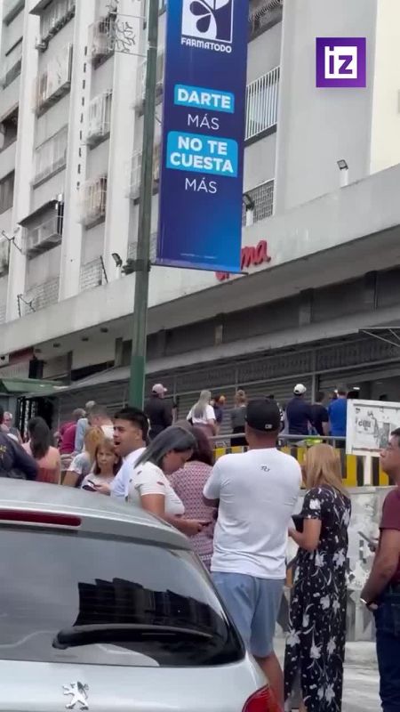 Кадры огромной очереди за продуктами в магазин в одном из районов Каракаса расходятся в соцсетях