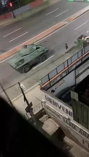 Олег Царёв: Венесуэльская бронетехника была замечена на улицах Каракаса недалеко от президентского дворца Мирафлорес