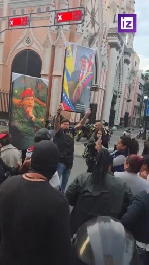 На улицы Венесуэлы стали выходить местные жители в знак протеста против агрессии США и в поддержку президента Николаса Мадуро, сообщил телеканал Telesur