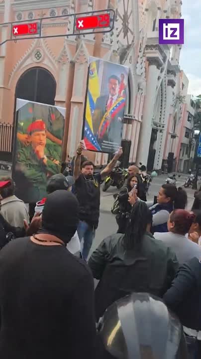 На улицы Венесуэлы стали выходить местные жители в знак протеста против агрессии США и в поддержку президента Николаса Мадуро, сообщил телеканал Telesur