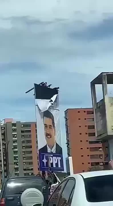 Олег Царёв: Плакаты с изображением президента Николаса Мадуро, захваченные США, снимаются по всей Венесуэле