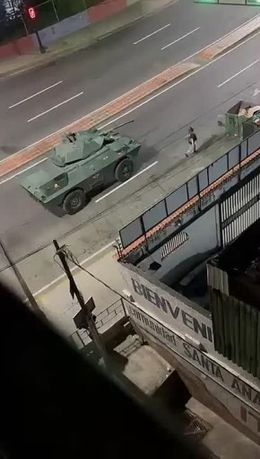 В соцсетях публикуют кадры, предположительно, венесуэльской бронетехники, которая продвигается к резиденции президента страны