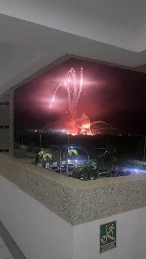 На кадрах взрывы в районе аэропорта Игуэроте