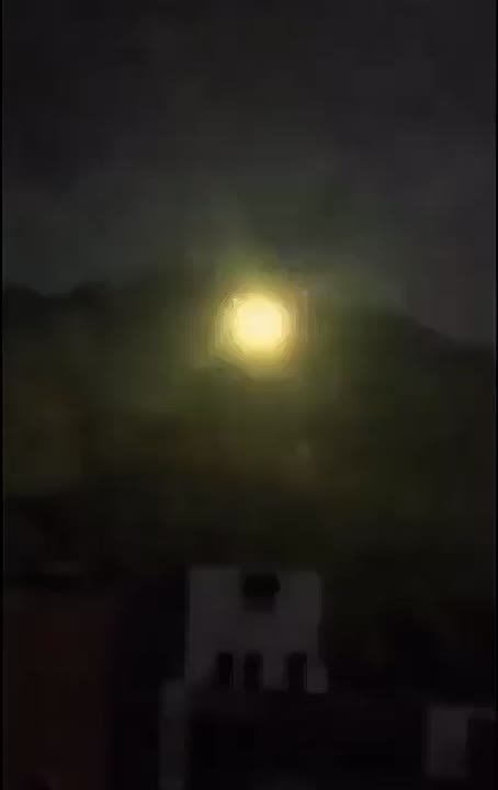 СМИ публикуют кадры, на которых вертолет армии США наносит ракетный удар по военной базе в Венесуэле