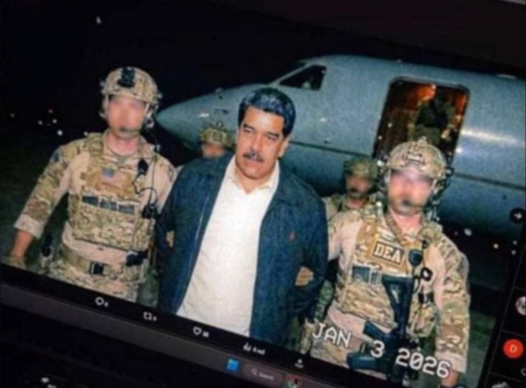 В латиноамериканских соцсетях публикуют снимок, на котором якобы президента Венесуэлы Николаса Мадуро под руки ведут американские военные