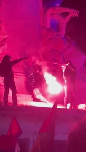 В Париже сожгли флаг США — кадрами делятся пользователи соцсетей