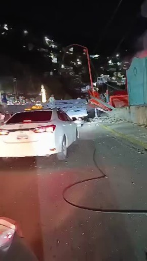 Венесуэльский порт Ла Гуайра охвачен огнем, обломки завалили дорогу, а местные жители спасаются, уезжая на машинах и мопедах — на кадрах из соцсетей