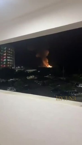 «Смотри, вот придурок! Как сильно бомбят! Там пожар! Слушай, что-то происходит! И что нам делать? Что делать?»: