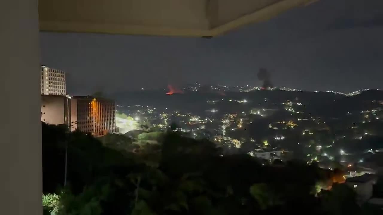 Дом министра обороны Венесуэлы и порт в столице — Каракасе — подверглись обстрелу, сообщает Sky News Arabia