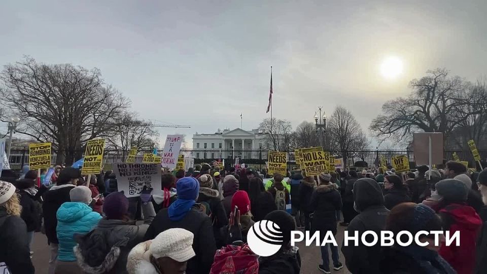 Десятки человек организовали у Белого дома акцию протеста против операции США в Венесуэле