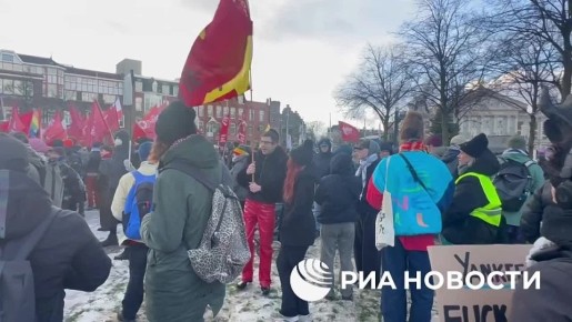 Сотни людей протестуют у генконсульства США в Амстердаме из-за нападения на Венесуэлу