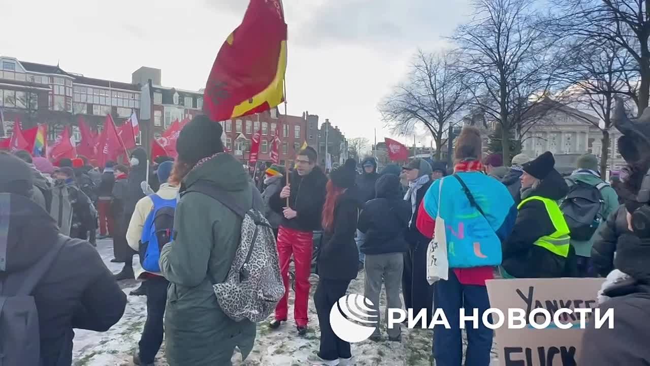 Сотни людей протестуют у генконсульства США в Амстердаме из-за нападения на Венесуэлу