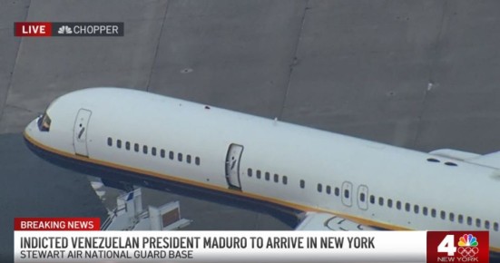 Самолет, на борту которого, предположительно, находятся Мадуро и его жена, приземлился в Нью-Йорке, сообщает NBC News