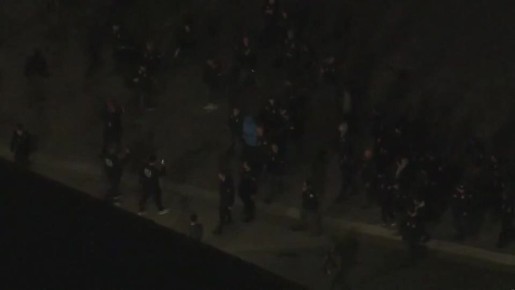 Новые кадры с Мадуро в аэропорту Нью-Йорка – венесуэльского лидера, окруженного федеральными агентами, ведут по полю