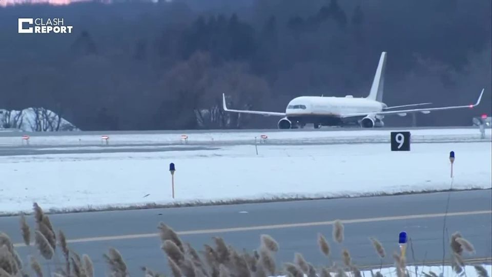 Кадры приземления самолета, на котором, предположительно, находятся Николас Мадуро с супругой