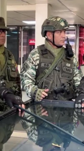 Сергей Колясников: Ноябрь 2025 года. Красиво экипированный венесуэльский генералитет обсуждает на макете, как доблестно они будут отражать атаку США со стороны моря (с) @mig41