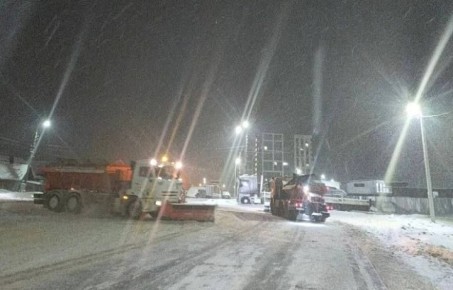 Тульские коммунальщики продолжают круглосуточную борьбу со снегом