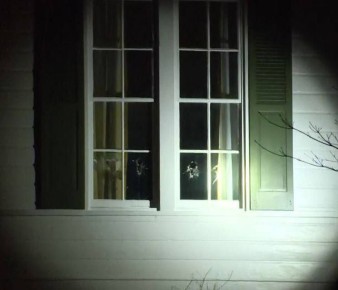 Неизвестные разбили окна в доме Джей Ди Вэнса — полиция задержала одного человека, пишет CNN