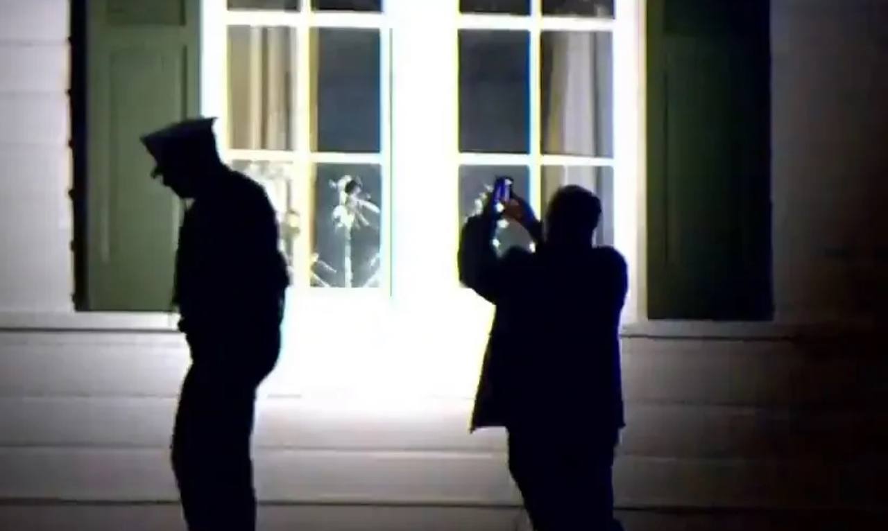 Неизвестные разбили окна в доме Джей Ди Вэнса — полиция задержала одного человека, пишет CNN Неизвестные разбили окна в доме Джей Ди Вэнса — полиция задержала одного человека, пишет CNN