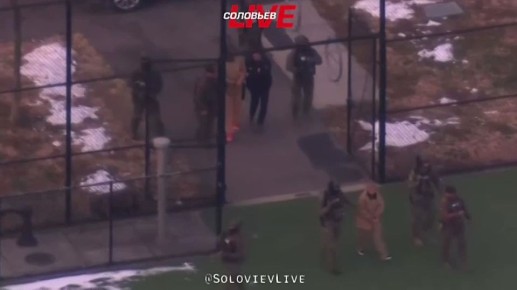 Американские СМИ опубликовали кадры, на которых президента Венесуэлы Мадуро вместе с супругой в наручниках ведут к вертолёту для доставки на первое слушание в Нью-Йорке