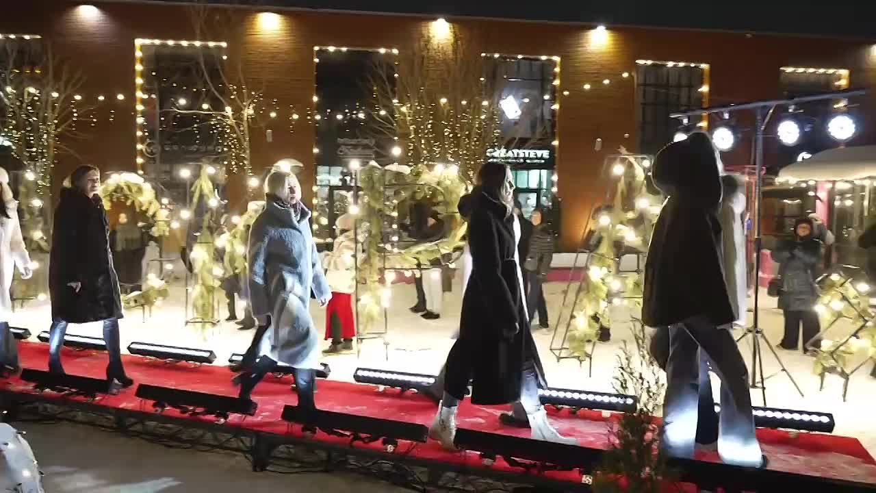 Стильно — не значит холодно: в Туле прошёл модный показ шуб «По эпохам»