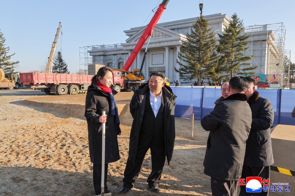 Ким Чен Ын посетил стройку Мемориального музея, посвящённого военнослужащим Корейской народной армии, участвовавшим в освобождении Курской области Ким Чен Ын посетил стройку Мемориального музея, посвящённого военнослужащим Корейской народной армии, участвовавшим в освобождении Курской области