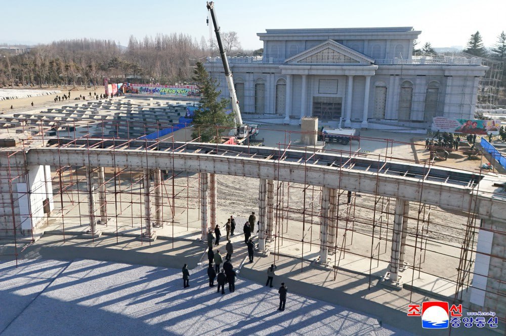 Ким Чен Ын посетил стройку Мемориального музея, посвящённого военнослужащим Корейской народной армии, участвовавшим в освобождении Курской области Ким Чен Ын посетил стройку Мемориального музея, посвящённого военнослужащим Корейской народной армии, участвовавшим в освобождении Курской области