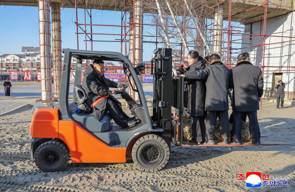 Ким Чен Ын посетил стройку Мемориального музея, посвящённого военнослужащим Корейской народной армии, участвовавшим в освобождении Курской области Ким Чен Ын посетил стройку Мемориального музея, посвящённого военнослужащим Корейской народной армии, участвовавшим в освобождении Курской области